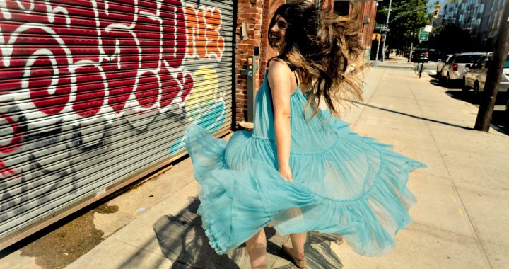 Andrea Mendoza sorprende con «Keep dancing», funk para alegrar los pies y el corazón