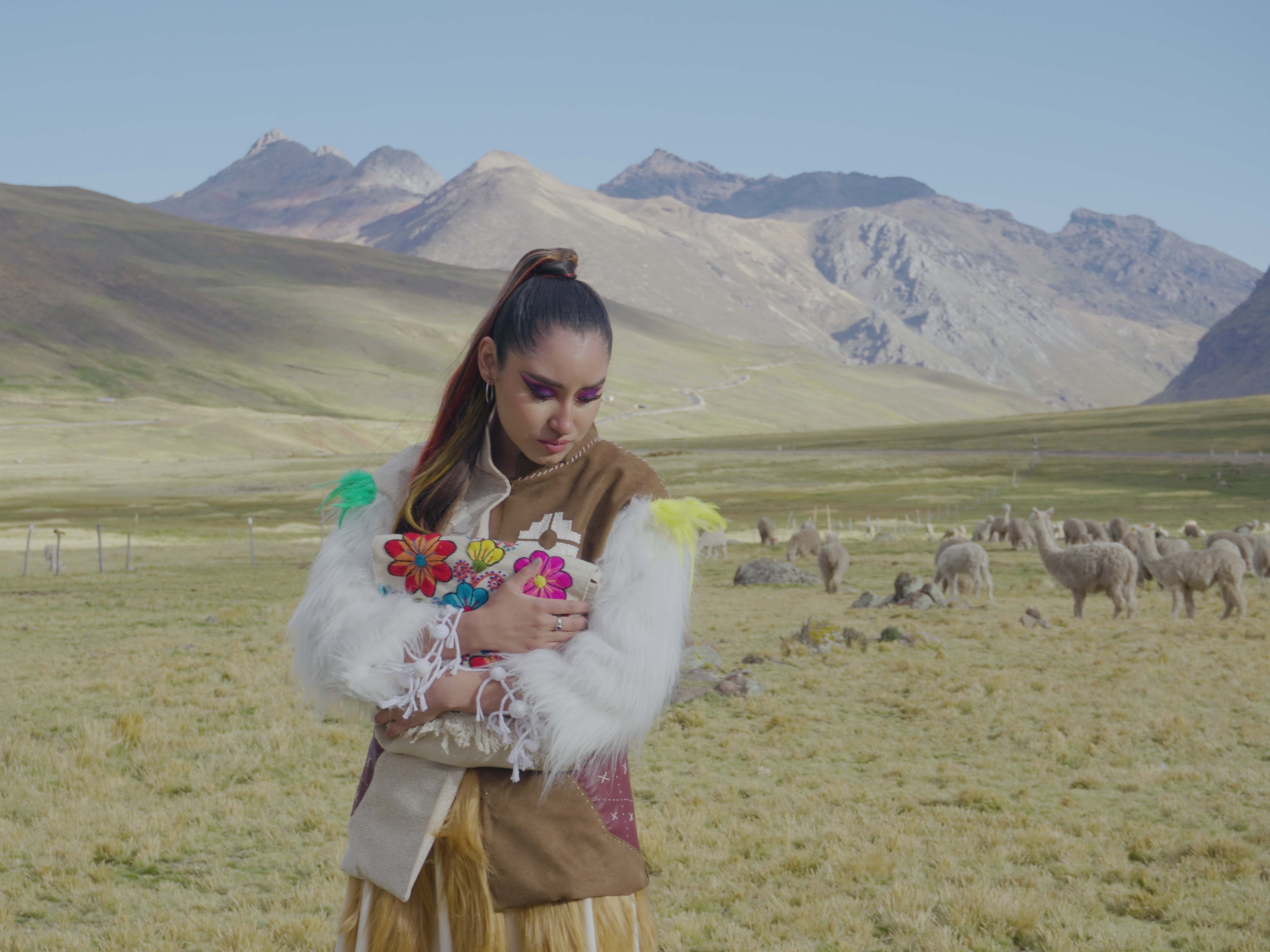 SÖFY fusiona electrónica y tradición andina en su nuevo tema «Ámame»